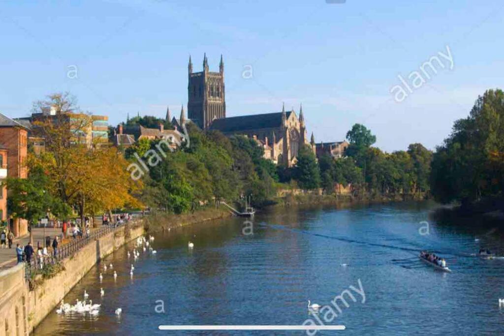 Unrivalled Location - Five Star - Worcester Apartment Extérieur photo